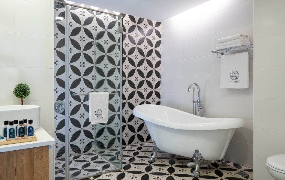 Hotel Giladi Family Studio bath low